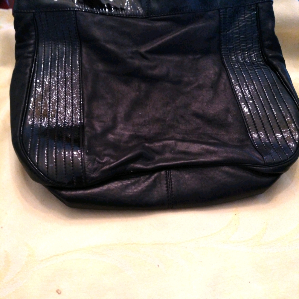 Black patent leather and fox leather shoulder bag